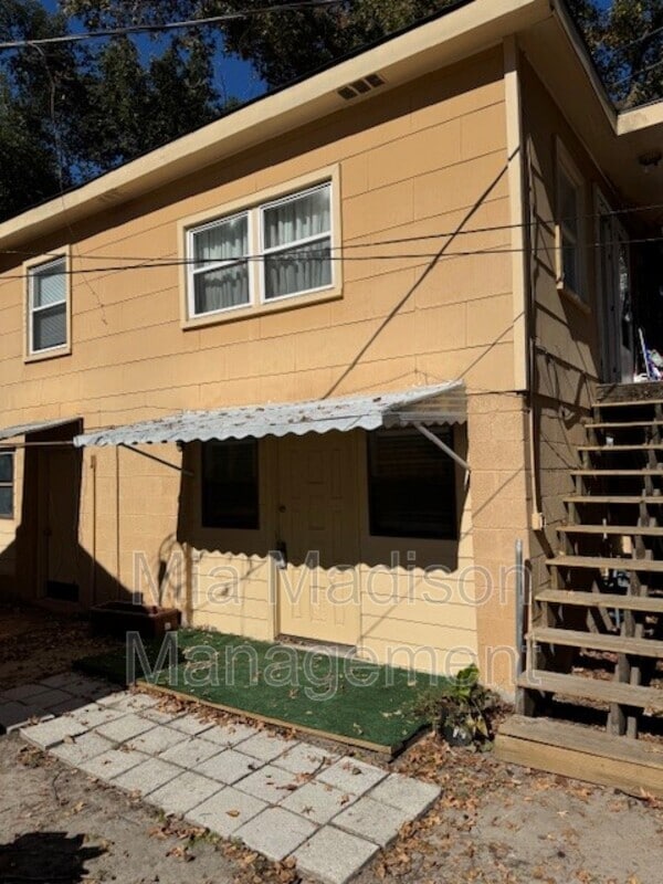 Building Photo - 40 1/2 Wesley St Lower