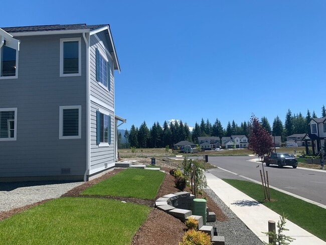Building Photo - Stunning and New Bonney Lake Home