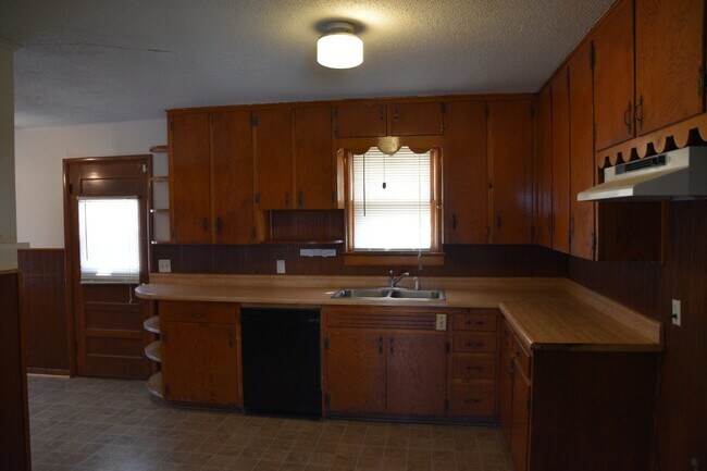 Building Photo - 3 Bedroom 1 Bath