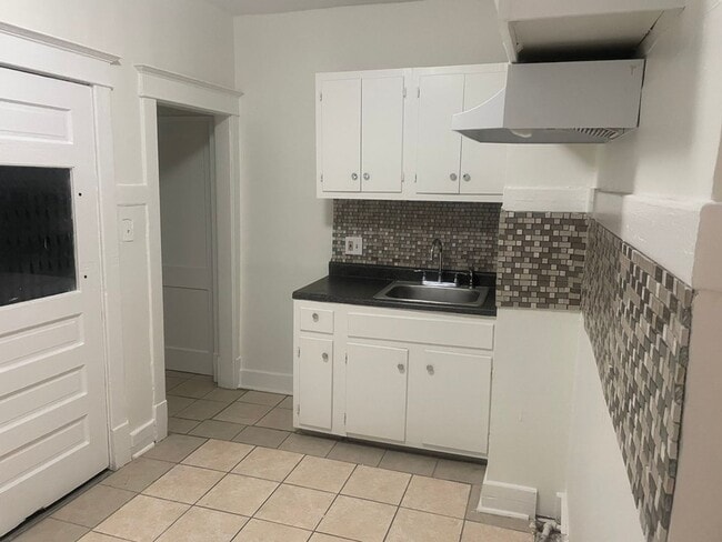 Photo - This 1141 square foot single family home h...