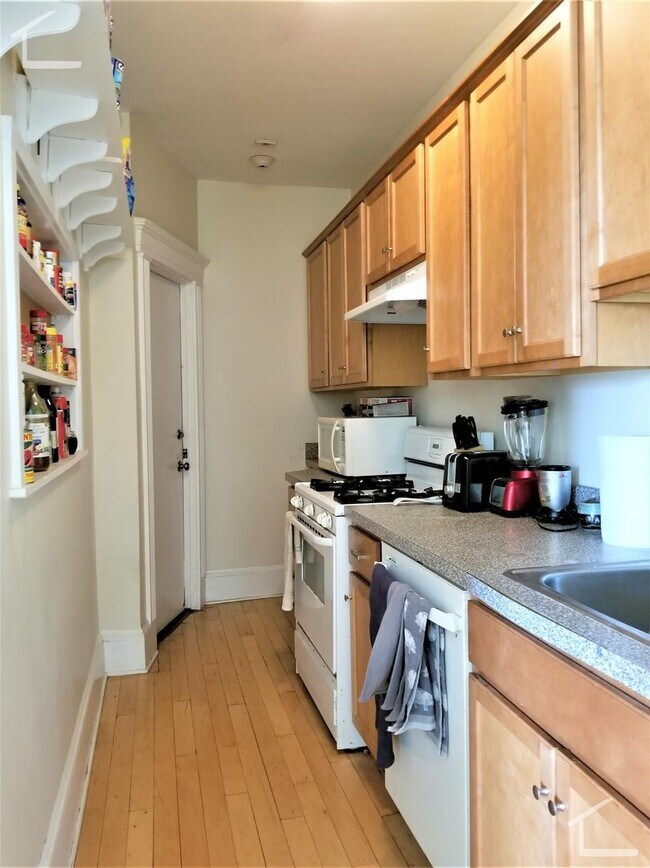 Foto del edificio - Packard's Corner 3 bed w/dishwasher, TONS of natural light, 9/1
