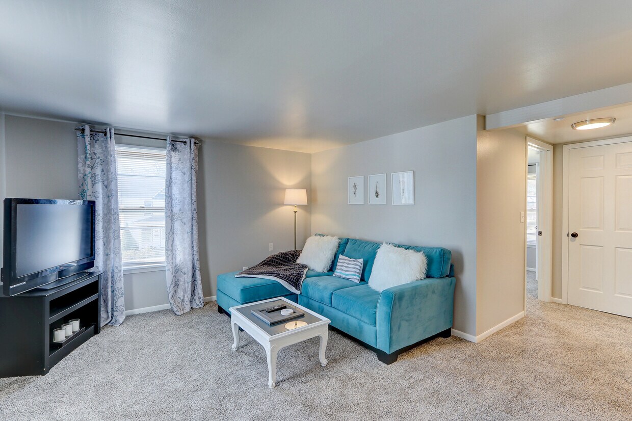 Fully Furnished - 607 1/2 W Franklin St