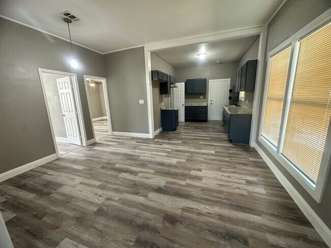Building Photo - Coming Soon! Spacious 3 Bed 2 Bath home fo...