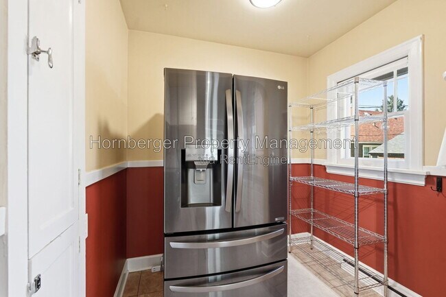 Building Photo - 1210 S Maple St
