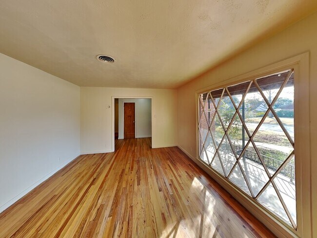 Building Photo - 3105 Phoenix Dr
