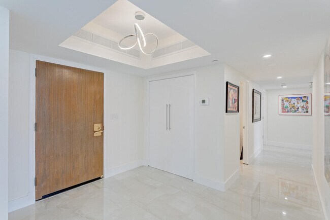 Foto del edificio - 100 Lakeshore Dr