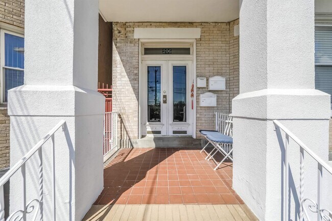 Building Photo - 206 Highpoint Ave