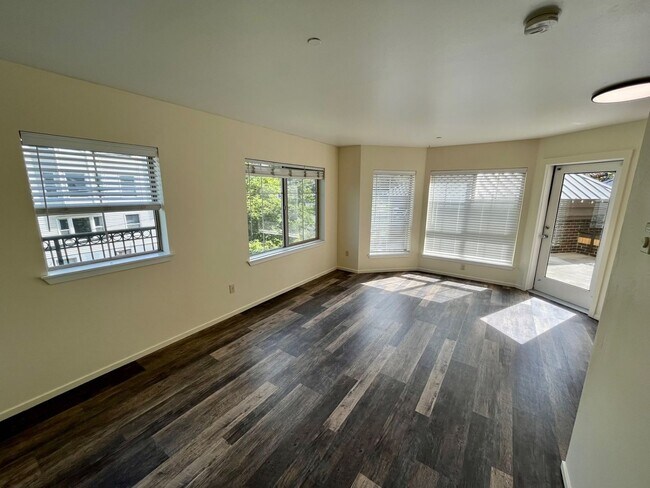 Building Photo - Capitol Hill ~ Onyx Condominiums