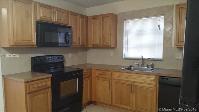 Building Photo - 445 Sunshine Dr