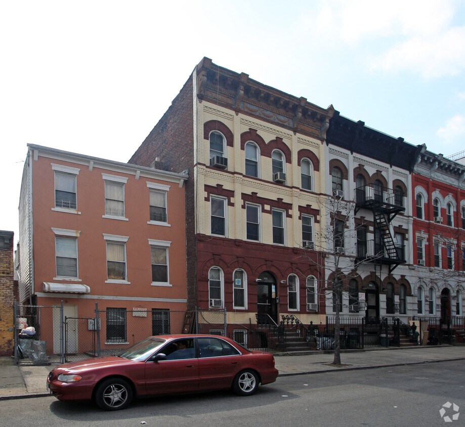 Building Photo - 686 Jefferson Ave