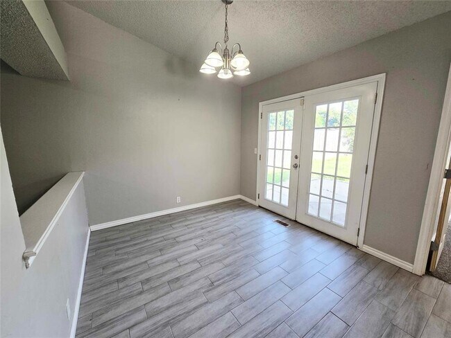 Foto del edificio - 217 Cypress Dr