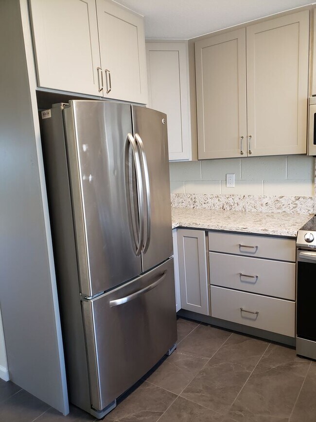 Building Photo - Pacific Village Townhouse - 3 bedrooms, 2....