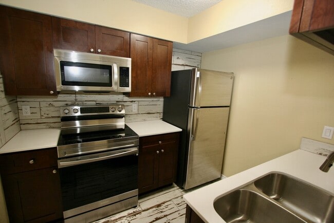 Foto del edificio - 17331 Red Oak Dr