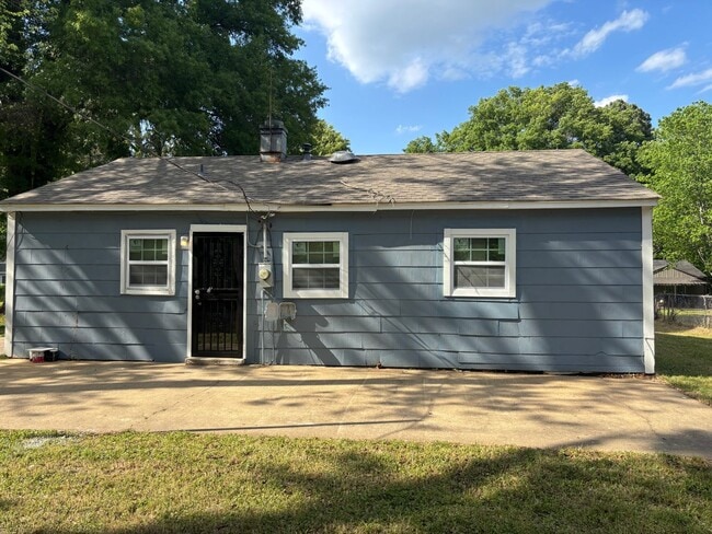 Building Photo - 901 Restbrook Ave
