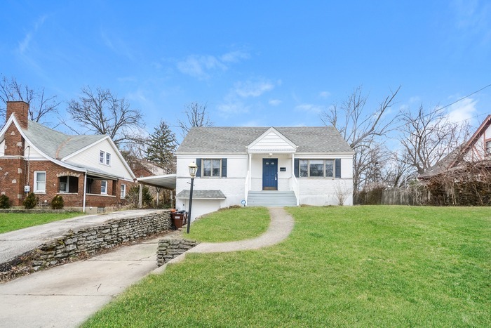 Primary Photo - Adorable Oak Hills Home