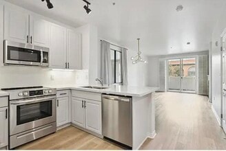 Building Photo - 1601 India St