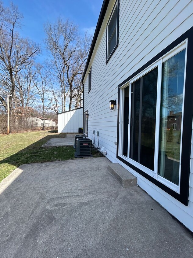 Foto principal - Move in Special! Fully Renovated 2-Bedroom...