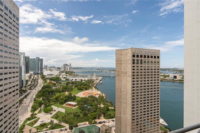 Foto del edificio - 325 S Biscayne Blvd