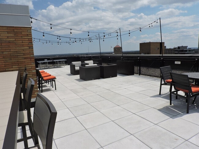 Foto del edificio - 272 E Main St