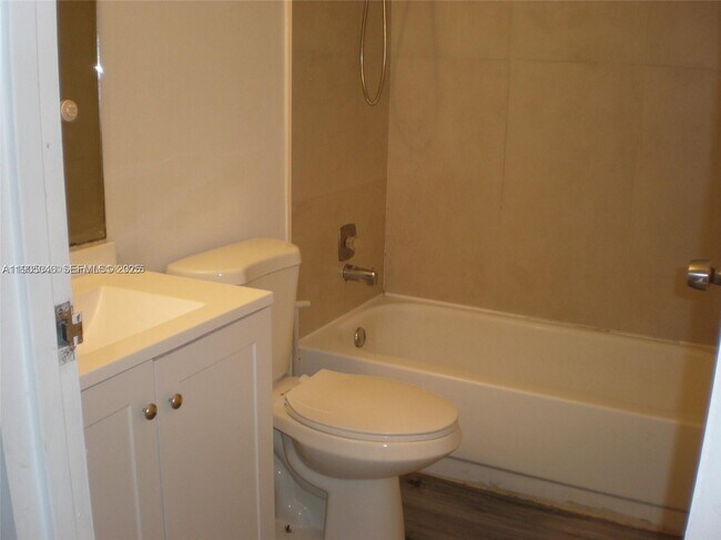 Foto del edificio - 5855 Washington St