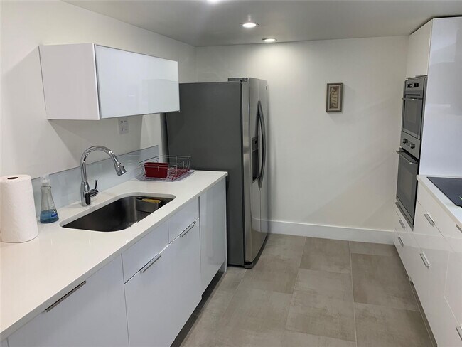 Building Photo - 1000 Parkview Dr