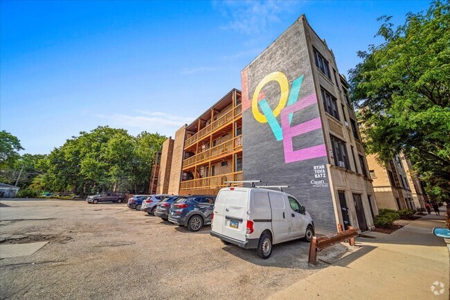 Building Photo - 631 W ROSCOE St