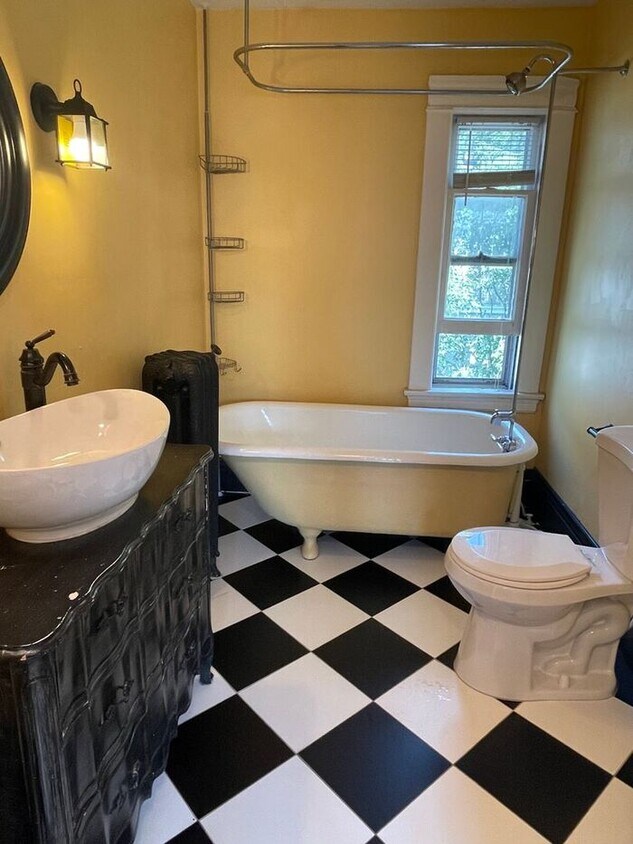 Primary Photo - Upper Level Uptown Duplex, Hardwood Floors...