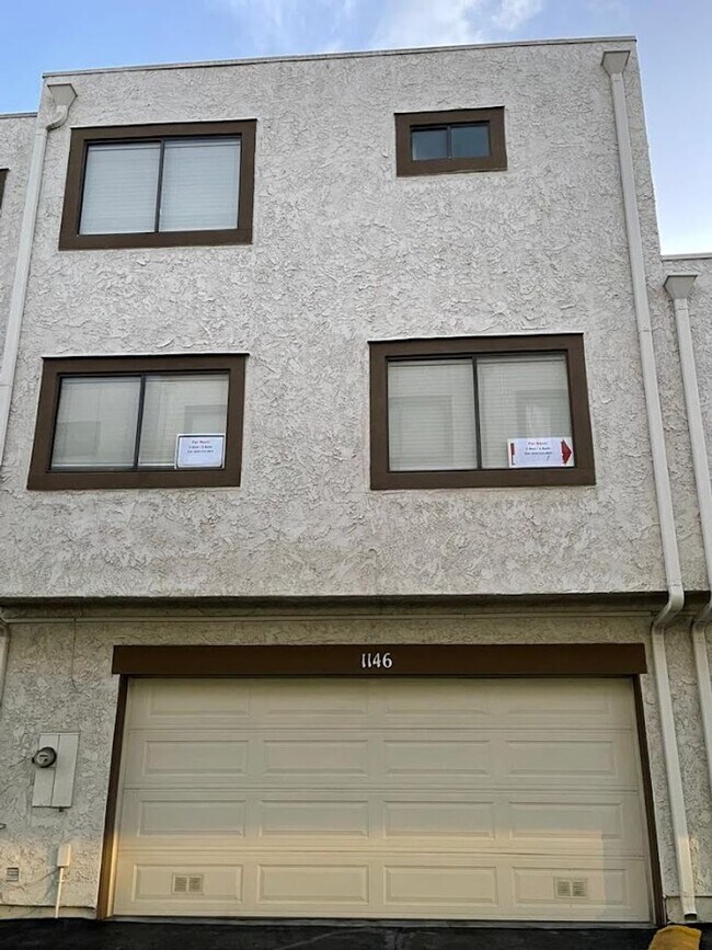 Foto del edificio - Furnished Tri-Level Townhome | 3BR/3BA | P...