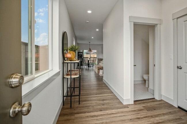 Building Photo - 1319 Oppek St NE