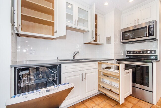 Foto del edificio - COOLIDGE CORNER PENTHOUSE WITH GARAGE PARK...