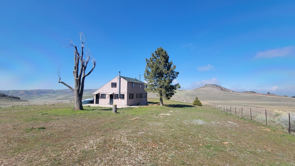 Primary Photo - Secluded Off-Grid Vintage Home with FREE 2...