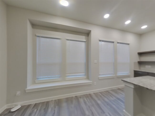 Building Photo - 9835 Willow Creek Commerce Dr