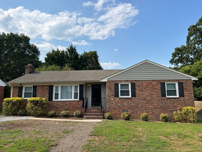 Building Photo - Charming 3 Bedroom, 2 Bath Brick Ranch Hom...