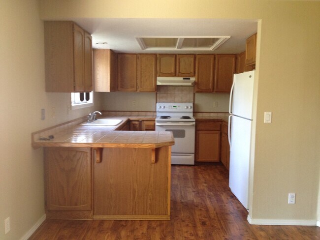 Building Photo - 4 bedroom 3 bath PLUS RV parking and great fenced yard.
