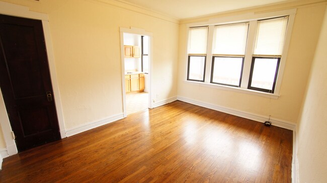 Foto del edificio - 2642 N Milwaukee Ave