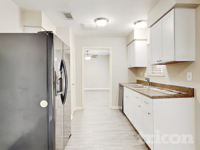 Foto del edificio - 17010 Tibet Rd