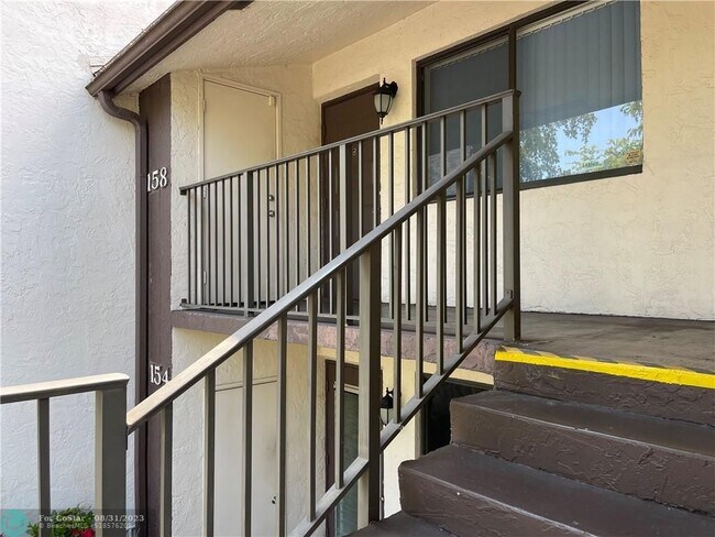 Building Photo - 158 W Laurel Dr