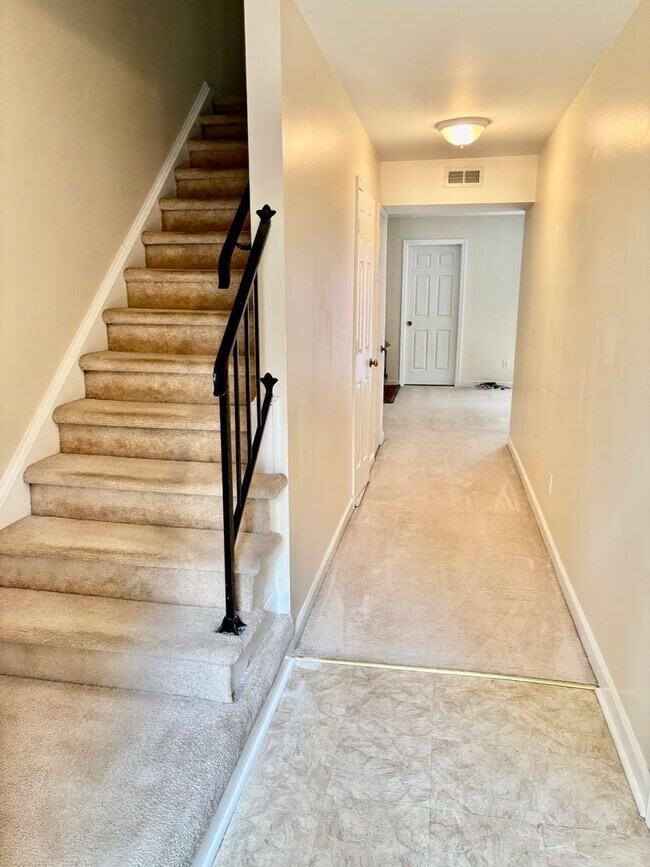 Foto del edificio - 3 bedroom / 1.5 bathroom townhome- Courtho...