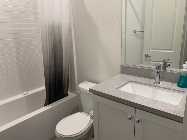 Baño completo compartido con bañera. - 1434 Santa Victoria Road