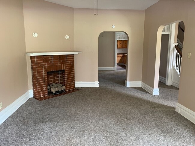 Building Photo - 4 bedroom, 2 bath home with detached garage