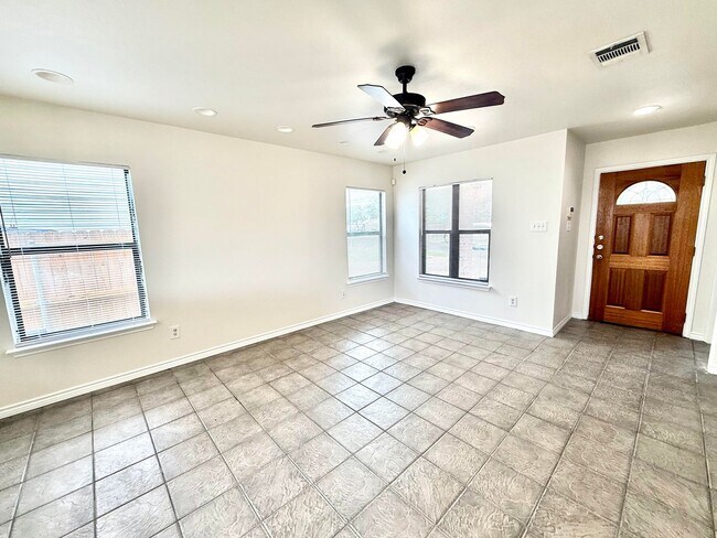 Building Photo - House in SE Austin Near Airport and Tesla!