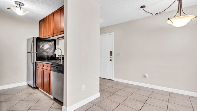 Foto del edificio - Charming 1BD/1BTH Ground Level Condo in St...