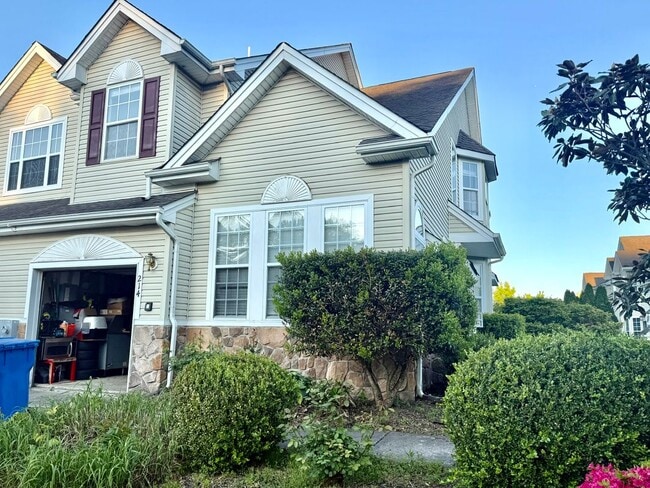 Building Photo - 214 Westbrook Dr