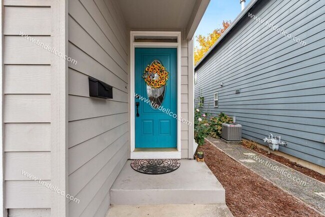 Building Photo - Charming 3-Bedroom Home with Attached Garage & Fenced Yard in North Portland