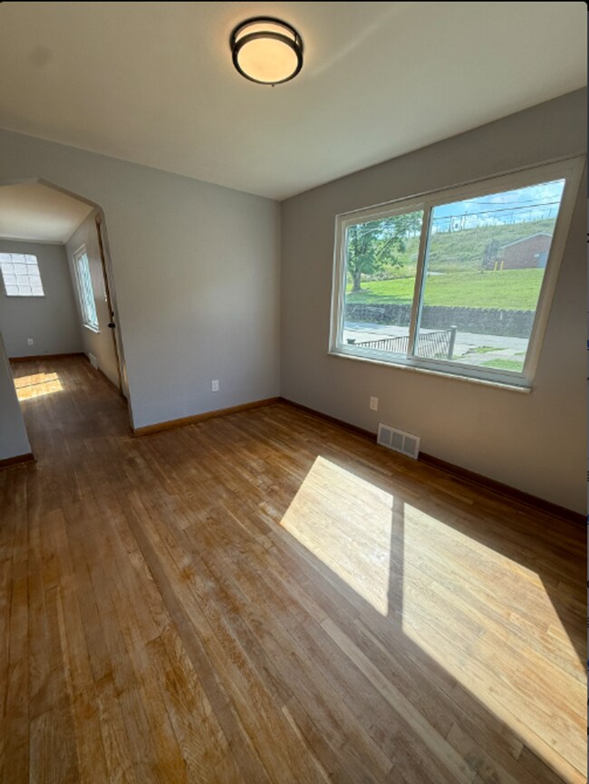 Foto del edificio - Adorable 3 Bedroom, 2 Bathroom Home with Garage & Off-Street Parking