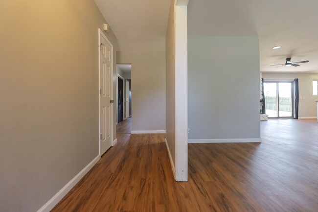 Foto del edificio - 4 Bedroom Home Available For Immediate Mov...