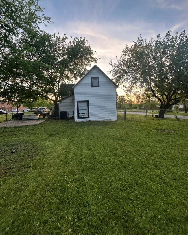 Building Photo - 426 N Clements St