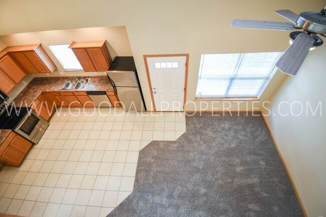 Building Photo - 3 Bedroom 2.5 Bathroom end unit home in Ur...