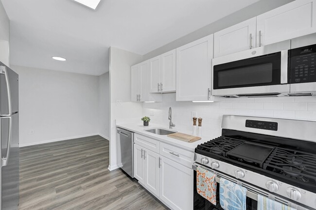 Building Photo - Reston Glade