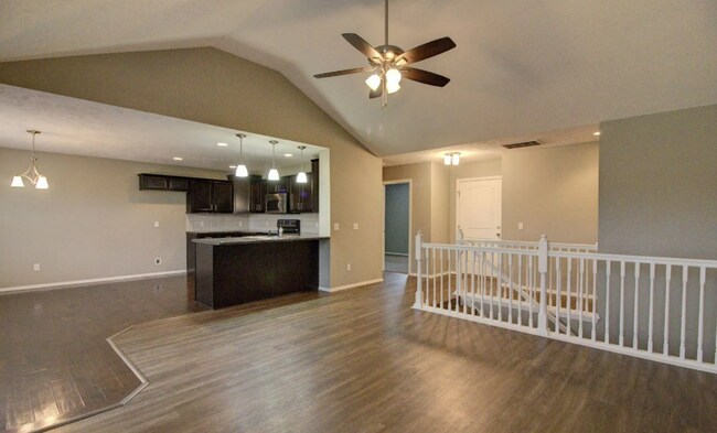 Building Photo - Spacious 5 bedroom rental in Springfield!